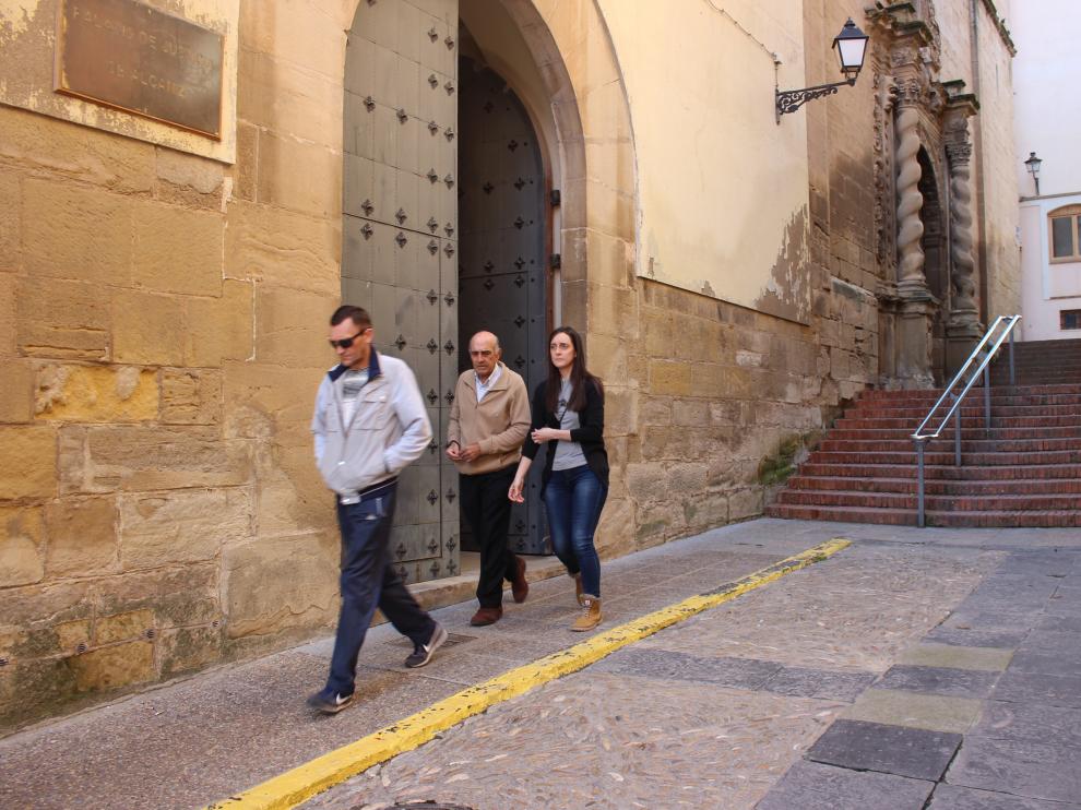 La viuda de Víctor Jesús Caballero saliendo este miércoles por la mañana del juzgado de Alcañiz.