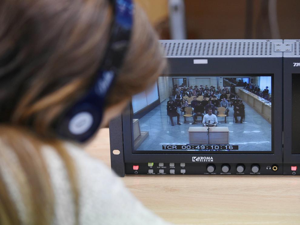 Una periodista sigue a través de un monitor el juicio a los ocho acusados por la agresión en Alsasua.