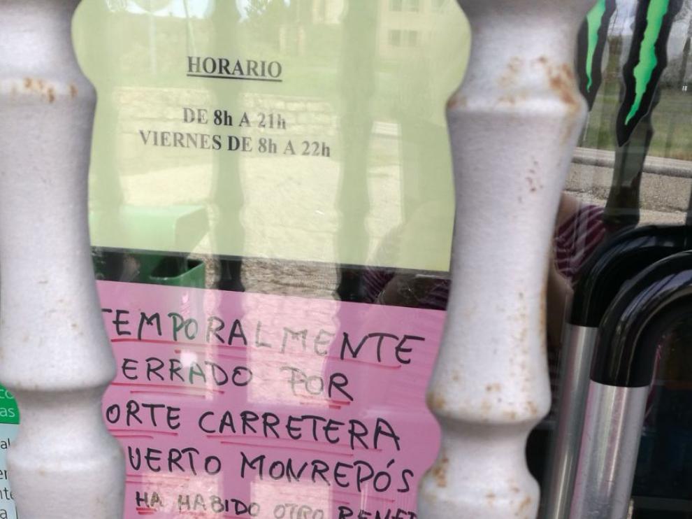 Un cartel avisa del cierre en la panadería La Nave.