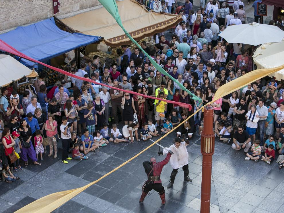 Una de las batallas de caballeros medievales que acostumbran a representarse en la plaza de San Bruno.