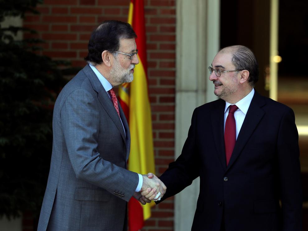 El presidente del Gobierno Mariano Rajoy junto al presidente aragonés Javier Lambán.