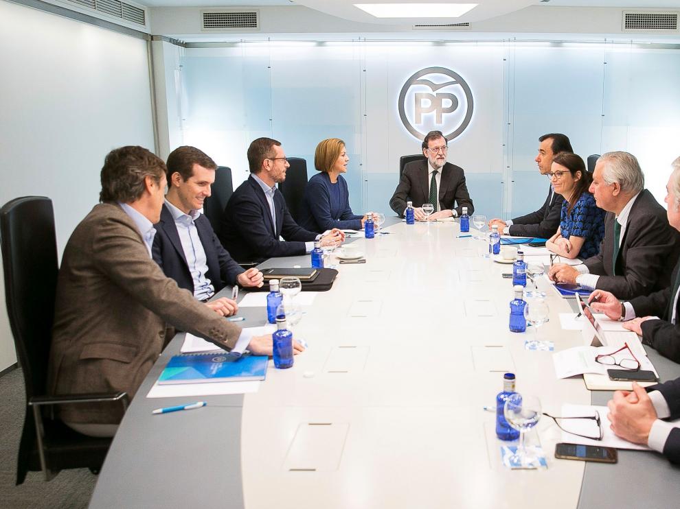 Fotografía facilitada por el Partido Popular del presidente del Gobierno, Mariano Rajoy (c), preside la reunión del Comité de Dirección del PP
