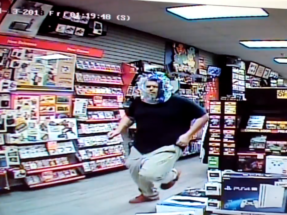 El ladrón se cubrió la cabeza con una bolsa de plástico que dejaba al descubierto su rostro.