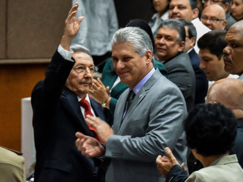 Díaz-Canel, junto a Raúl Castro, este miércoles en La Habana.