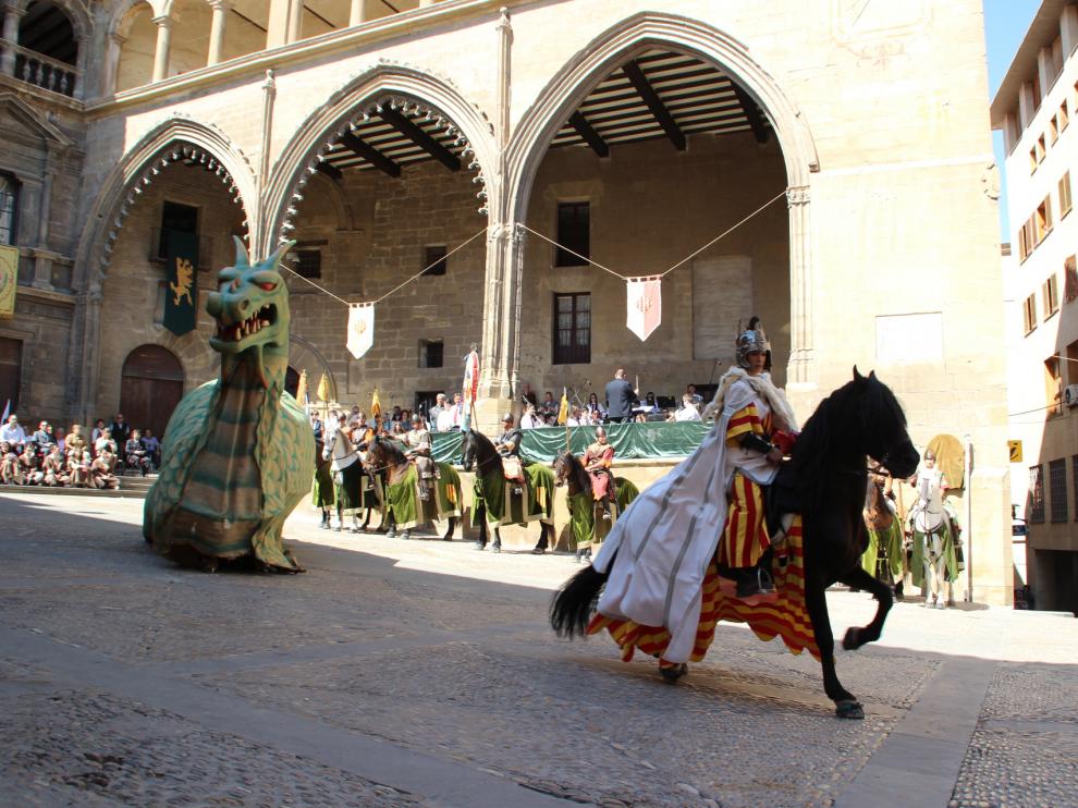 Vencimiento del dragón en la plaza de España de Alcañiz en el día de San Jorge.