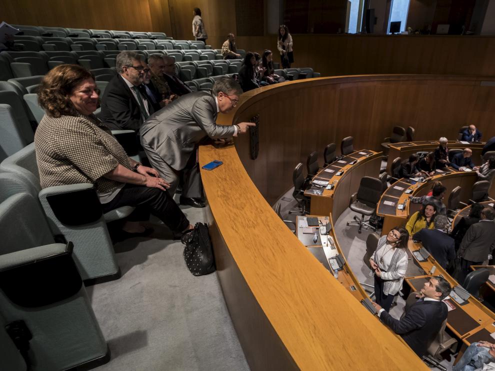 Ángel Dolado se dirige a los diputados de Ciudadanos minutos antes de la votación.