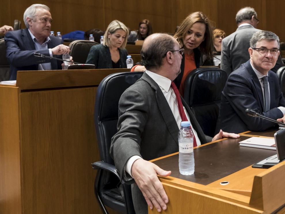 Mayte Pérez, de pie, habla durante la sesión de este jueves con Javier Lambán