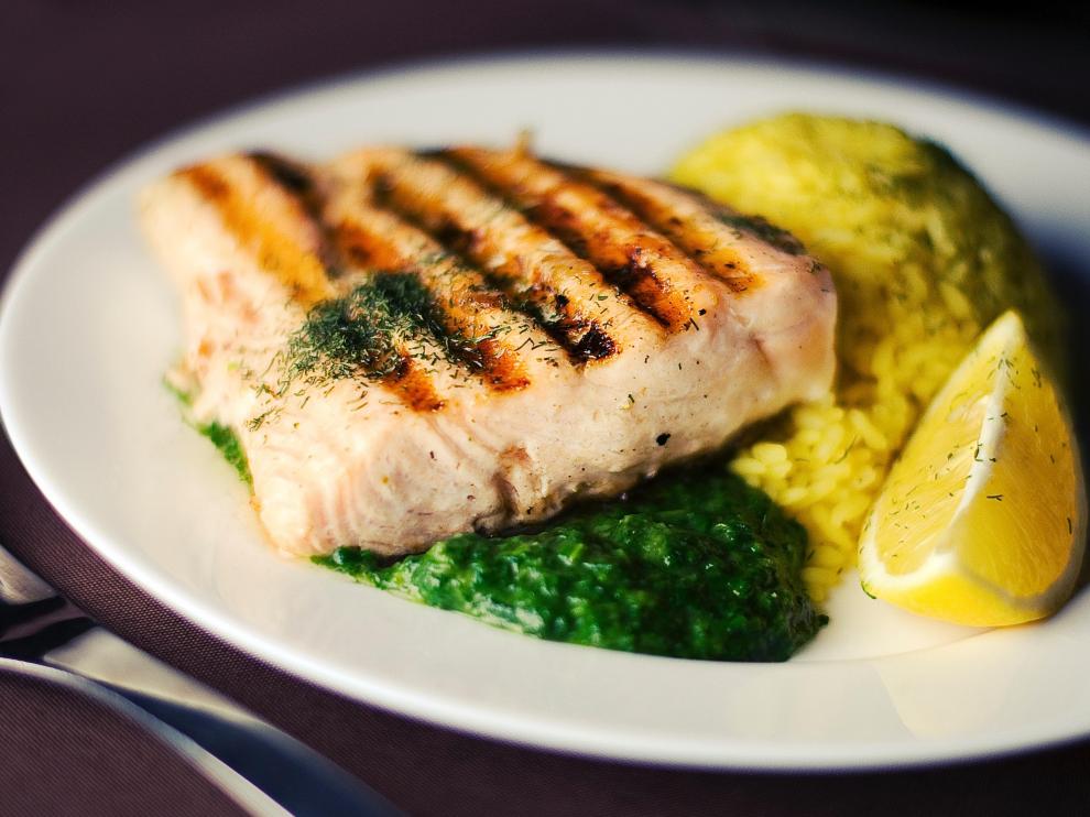 Un estudio confirma que comer pescado ayuda a prevenir la enfermedad de Parkinson.