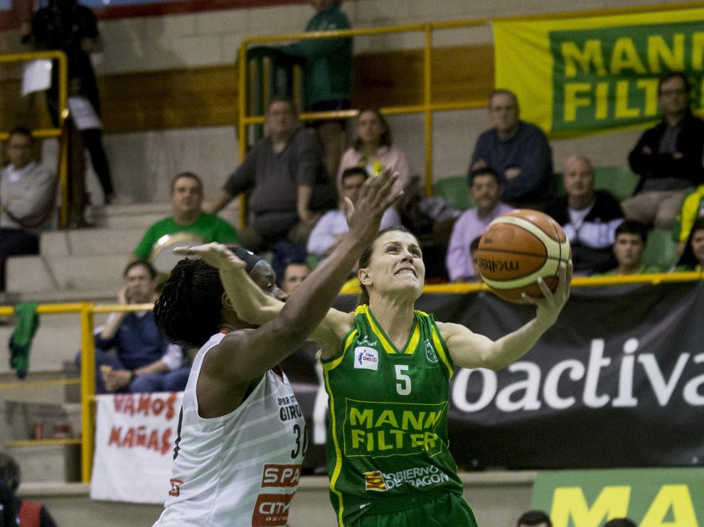 Gaby Ocete penetra a canasta ante Evans.