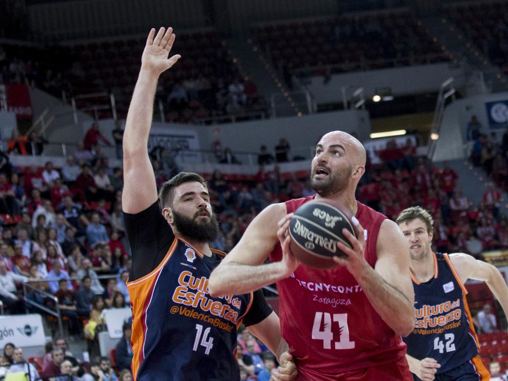 Xavi Rey intenta anotar en el partido contra el Valencia Basket.