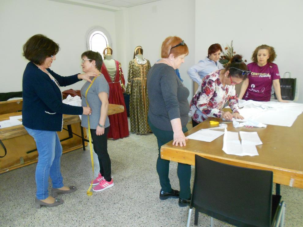 Los participantes en el taller han empezado a cortar los patrones de sus trajes