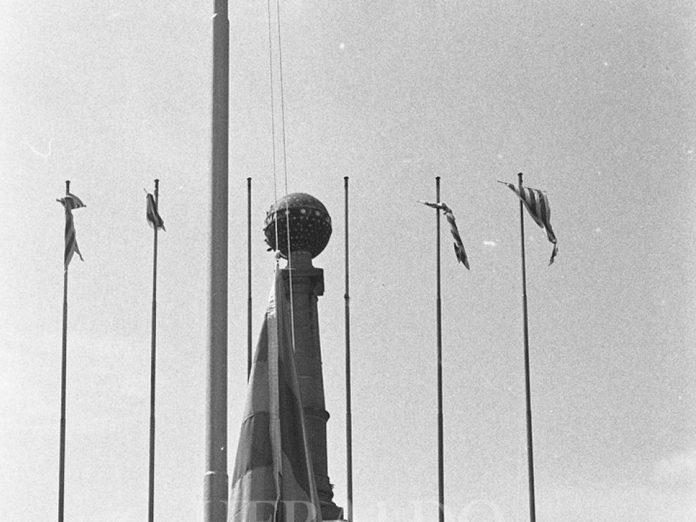El presidente de la DGA, Juan Antonio Bolea Foradada, izó la bandera de Aragón en un mástil colocado en la plaza de Basilio Paraíso de Zaragoza.
