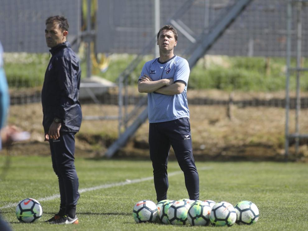 Rubi dirige a sus jugadores en el entrenamiento de este miércoles en el IFPE Montearagón.