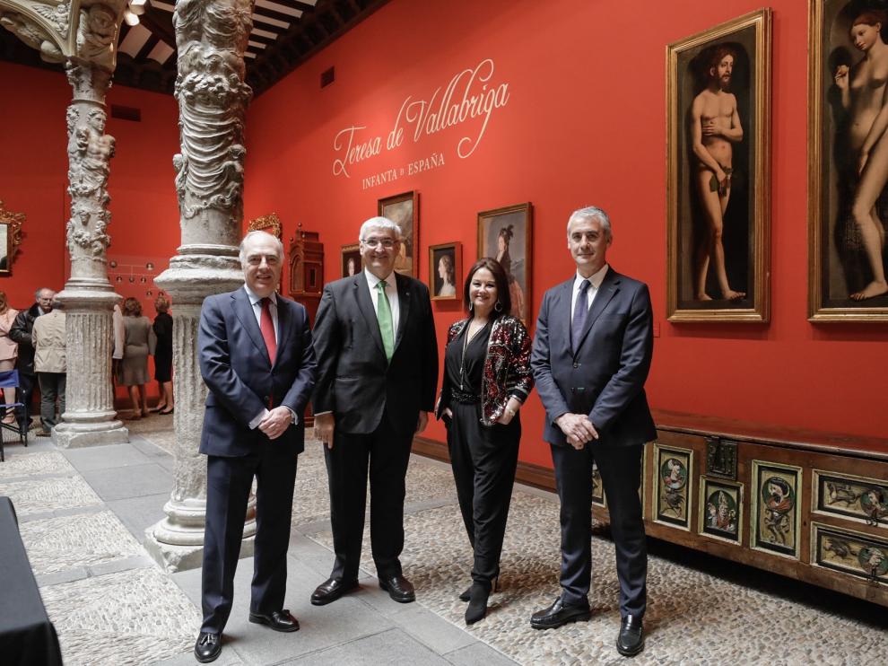 El director general de la Fundación Ibercaja, José Luis Rodrigo; el presidente de la Real Academia de Bellas Artes de San Luis, Domingo Buesa; la comisaria de la exposición, Magdalena Lasala; y el director de la Obra Social Ibercaja, Juan Carlos Sánchez, en la inauguración de este jueves en el Patio de la Infanta.