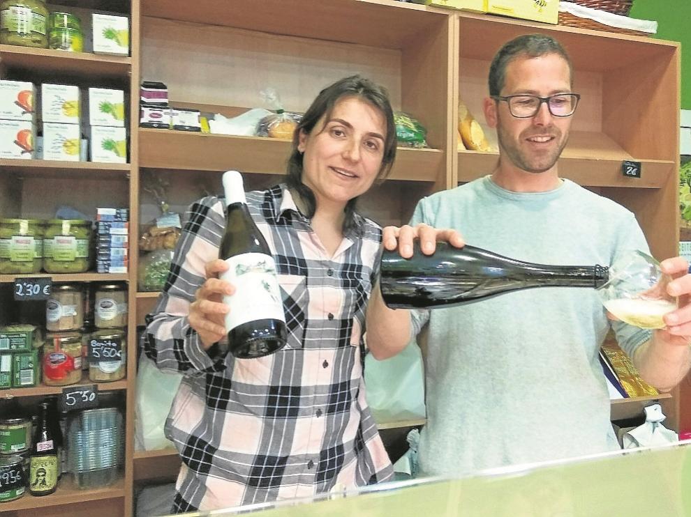 Pilar Gracia y Ernest Guasch presentaron sus vinos en la mielería zaragozana El Hortal.