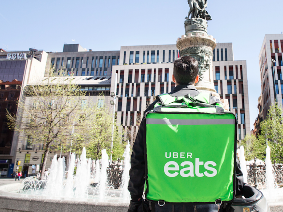 Un repartidor de Uber Eats en la plaza de España en Zaragoza