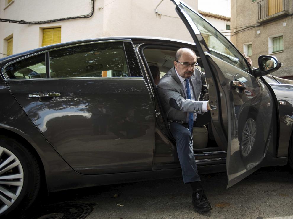 El presidente de Aragón, Javier Lambán a su llegada a Ainzón en su actual coche oficial.