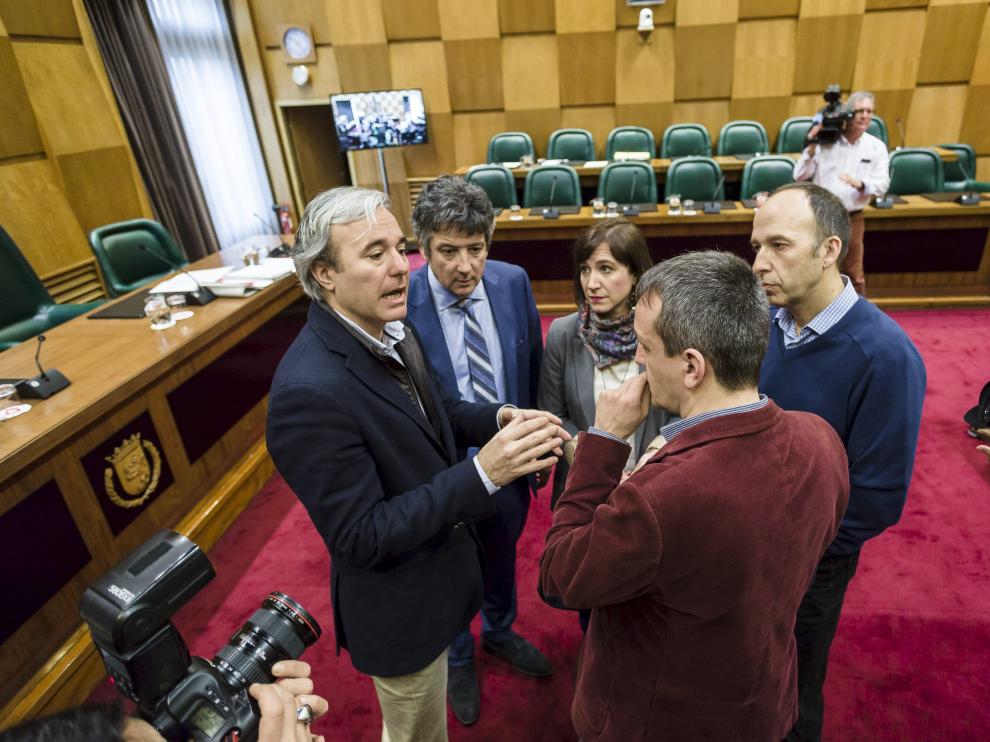 Jorge Azcón, Javier Trívez, Sara Fernández y Carmelo Asensio conversan con Rivarés.