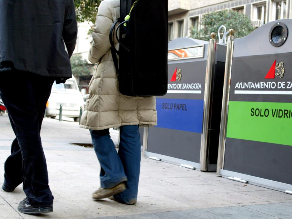 Contenedores de reciclaje de vidrio y papel