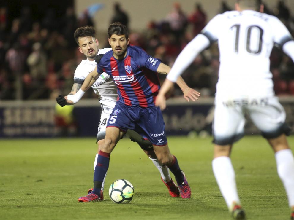 Aguilera durante el encuentro frente al Sporting en El Alcoraz.