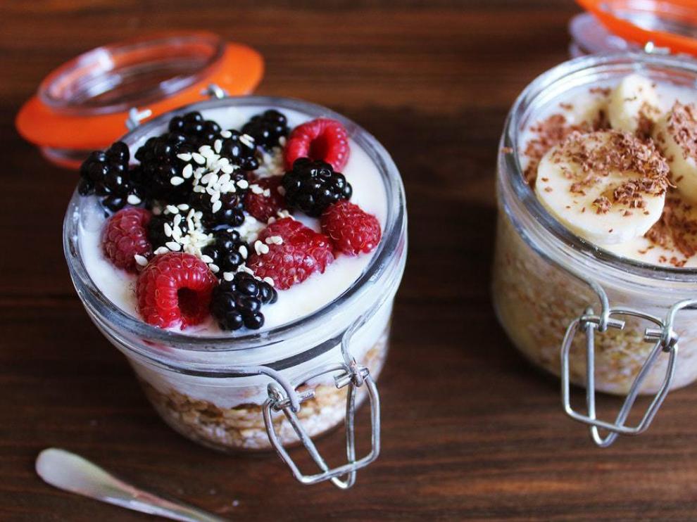 Tomar un yogur con frutas es una de las opciones más recomendadas para llegar saciado a la cena.