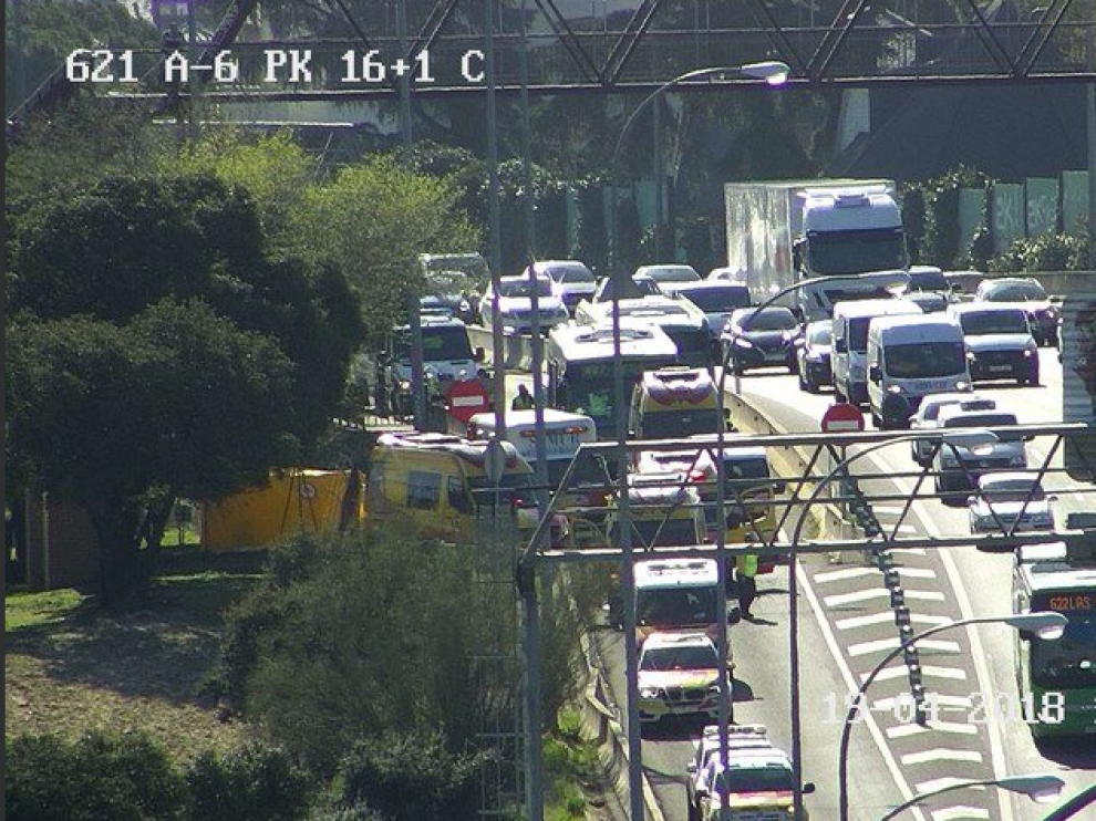 Retenciones en la zona del accidente entre dos autobuses en la A-6