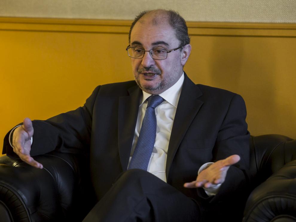 En declaraciones a Radio Zaragoza-Cadena Ser ha indicado que es preciso llegar a un gran pacto de Estado de las fuerzas constitucionalistas.