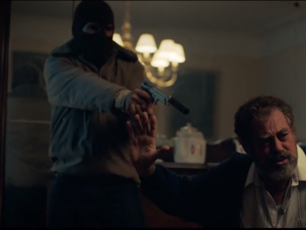 Una escena de 'Fariña' en la que aparecen los personas de Oubiña y su mujer