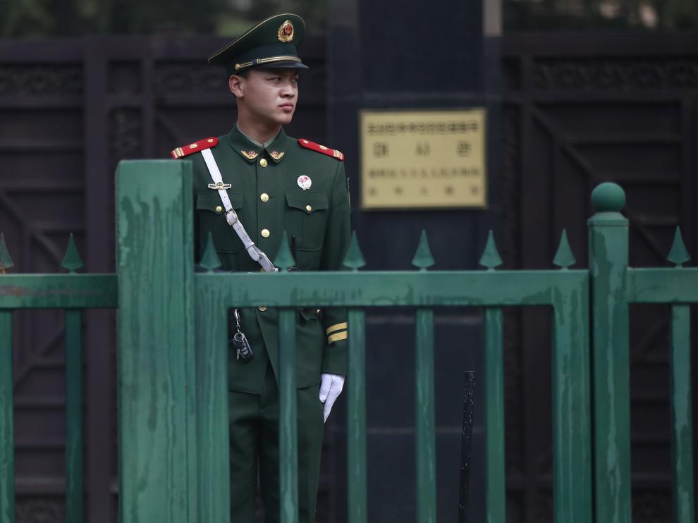 Un soldado del Ejército Popular de Liberación de China en la embajada de Corea del Norte en Pekín.