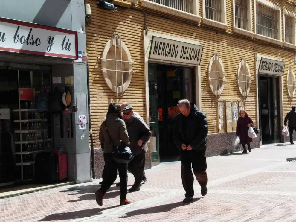 Una imagen del Mercado Delicias en esta concurrida calle comercial de Zaragoza.