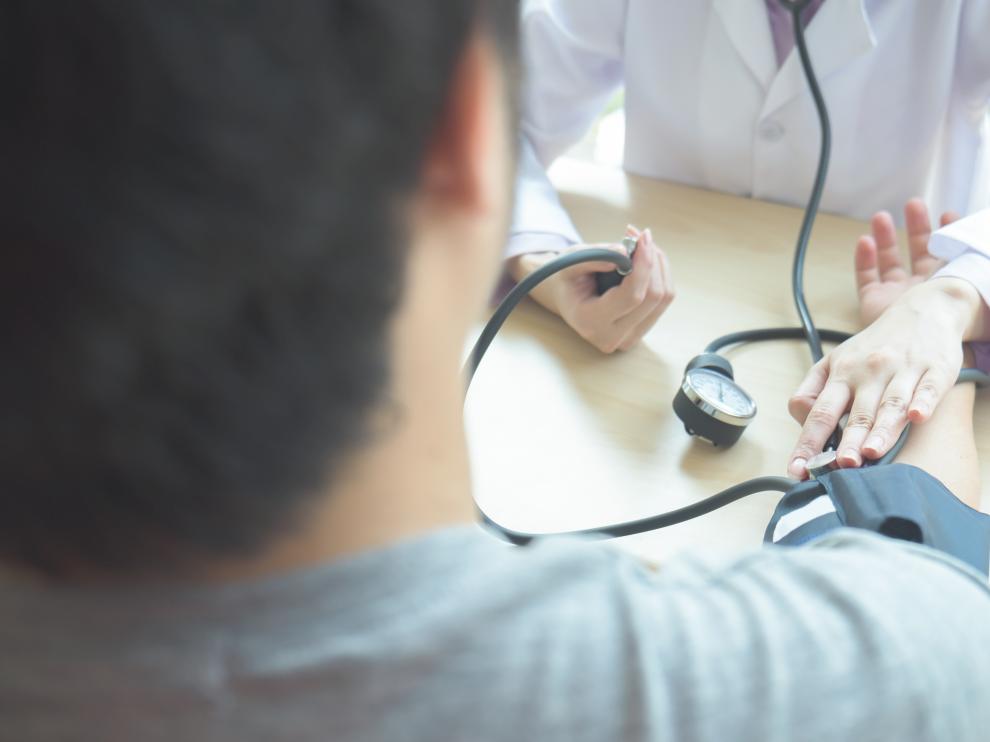 La alerta sanitaria afecta a un centenar de medicamentos que controlan la hipertensión.