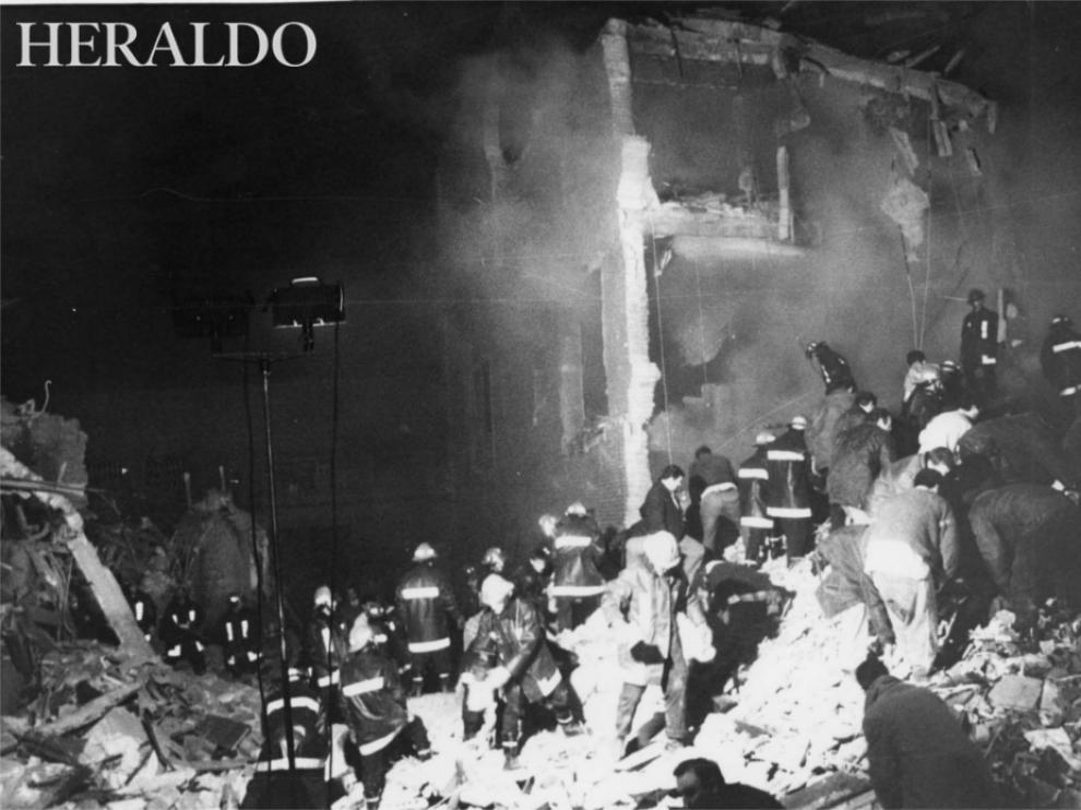 La casa cuartel de la avenida Cataluña instantes después del atentado, durante la evacuación de los heridos y la búsqueda de fallecidos.