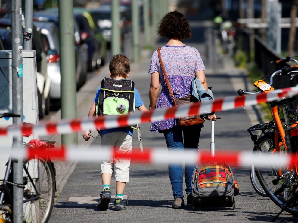 Una mujer y su hijo caminan por una calle acordonada durante la evacuación de resientes en Berlín