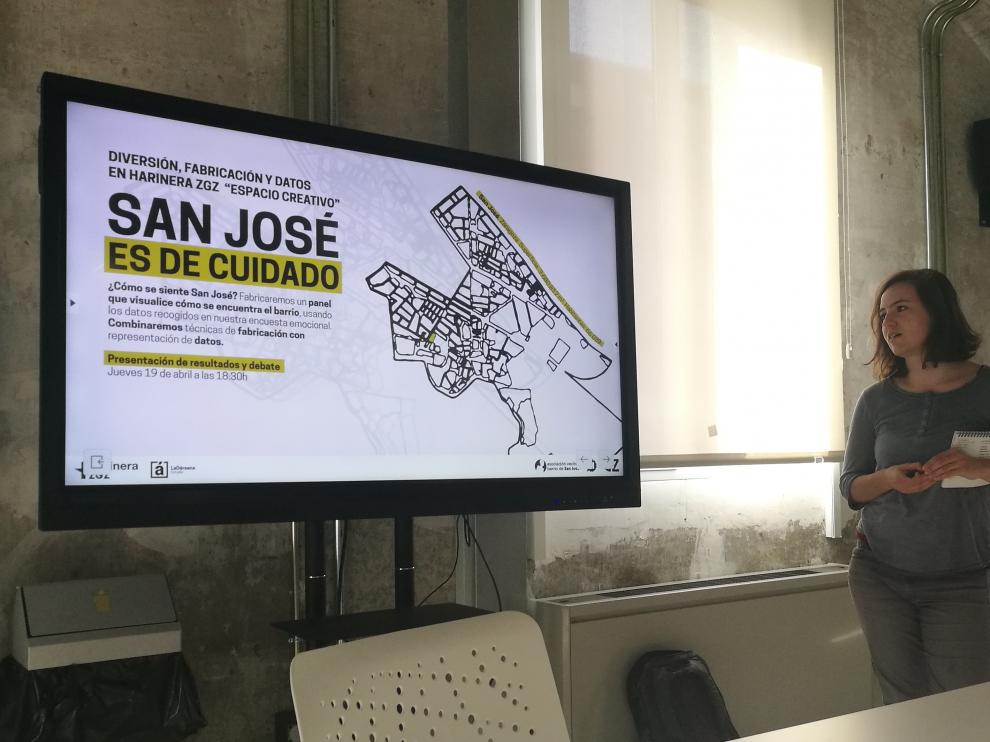 Cristina Vázquez, de LaDársena Estudio, explicando el proyecto 'San José es de cuidado'