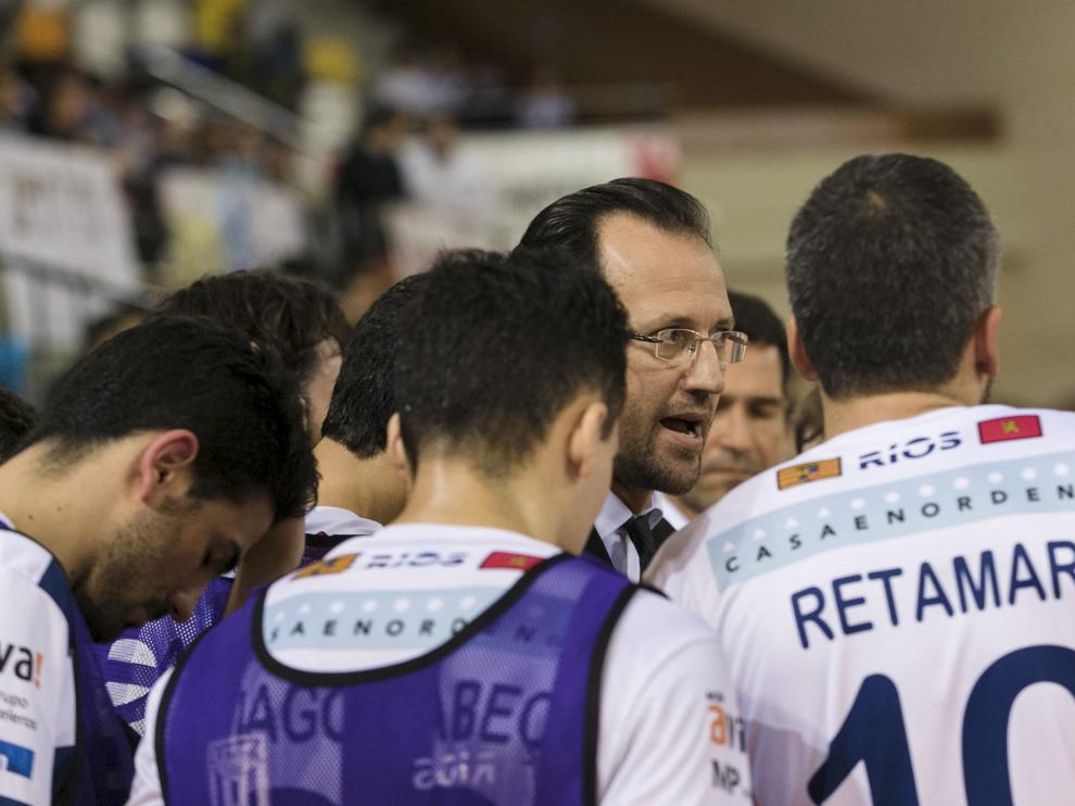 Santi Herrero da instrucciones a sus jugadores