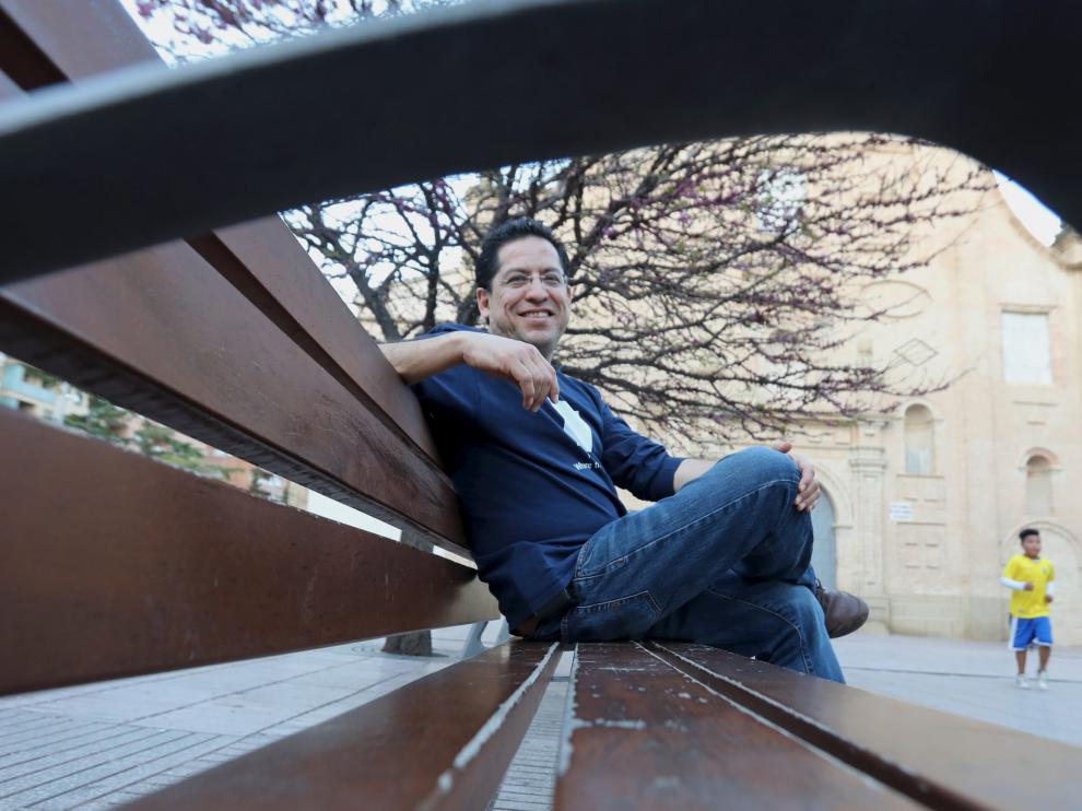 Dominique Leyva, en la céntrica plaza de Santo Domingo de Huesca, donde vive desde el año 2000.