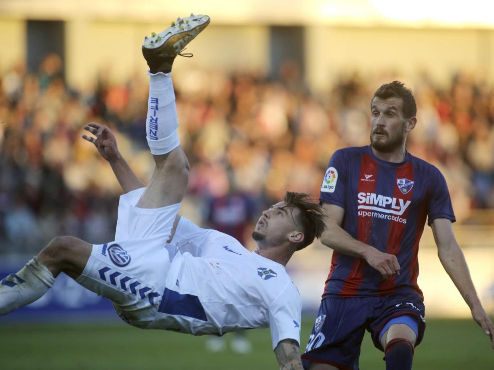 Una acción del partido de ida, en El Alcoraz.