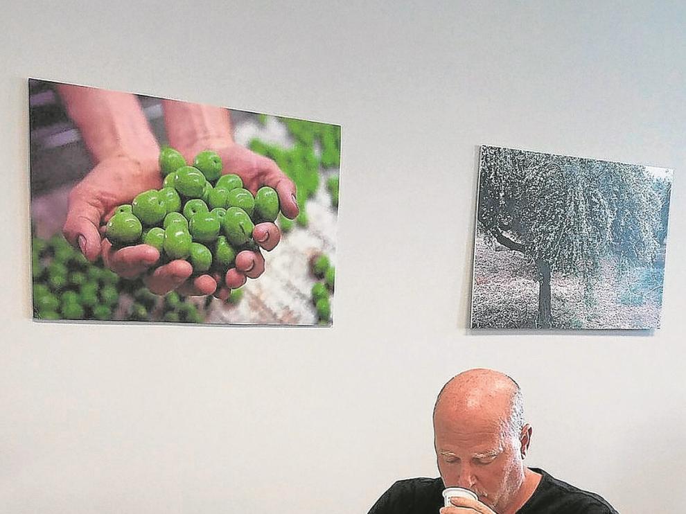 El experto norteamericano David Neuman cata muestras de aceite de oliva virgen extra.