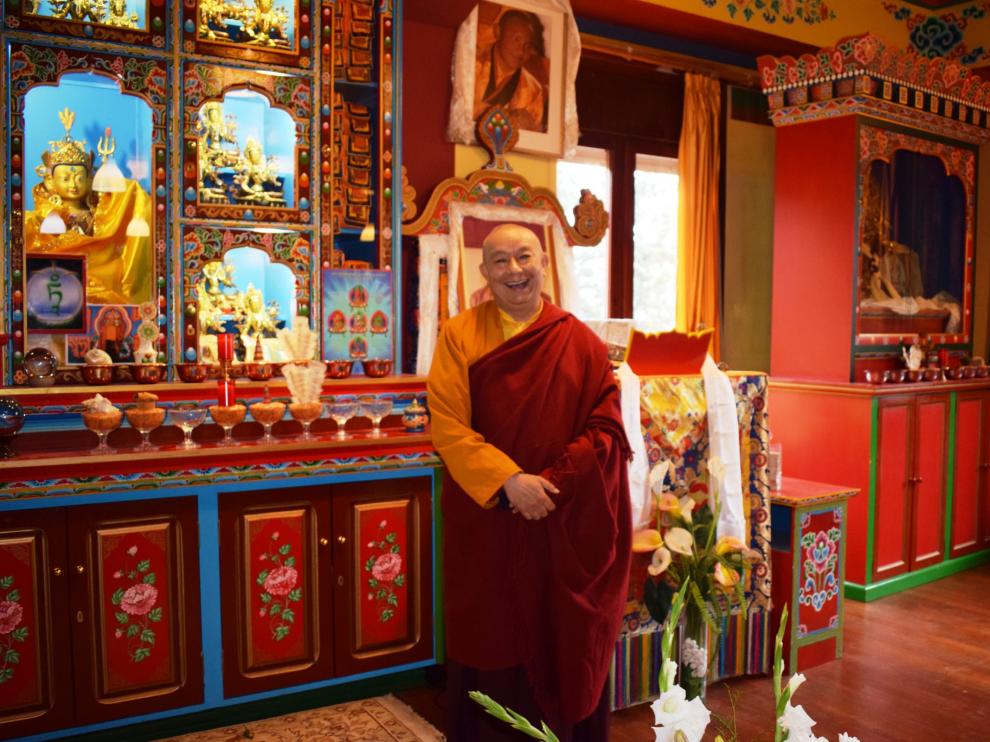 El lama Drugyu Tempa se muestra sonriente en una de las estancias del monasterio de Panillo.