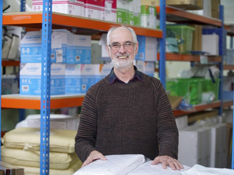 Joe, en el almacén de su tienda 'online' de productos para personas mayores en Teruel.