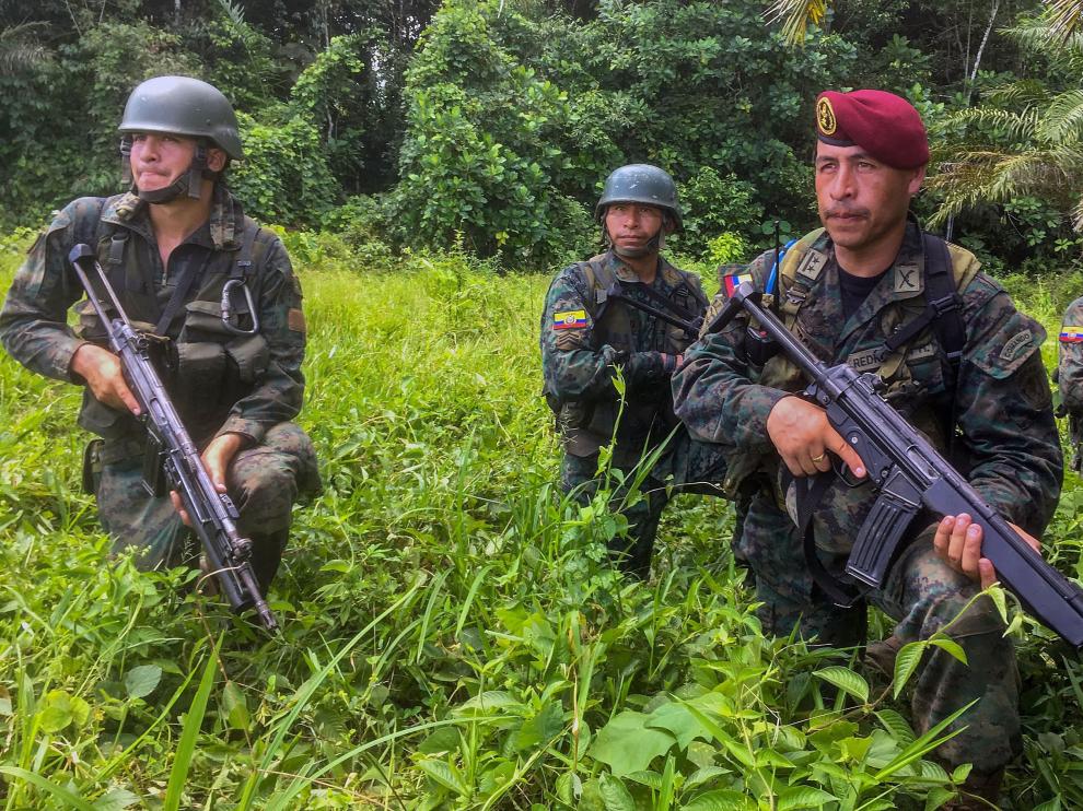 Miembros de las tropas de Ecuador patrullan una zona rural de Tumaco
