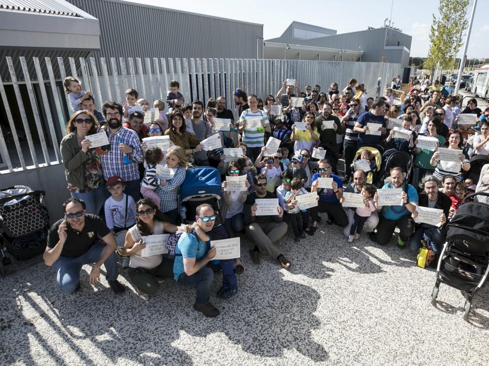 Casi un centenar de personas se concentraron este viernes a las puertas del colegio Parque Venecia