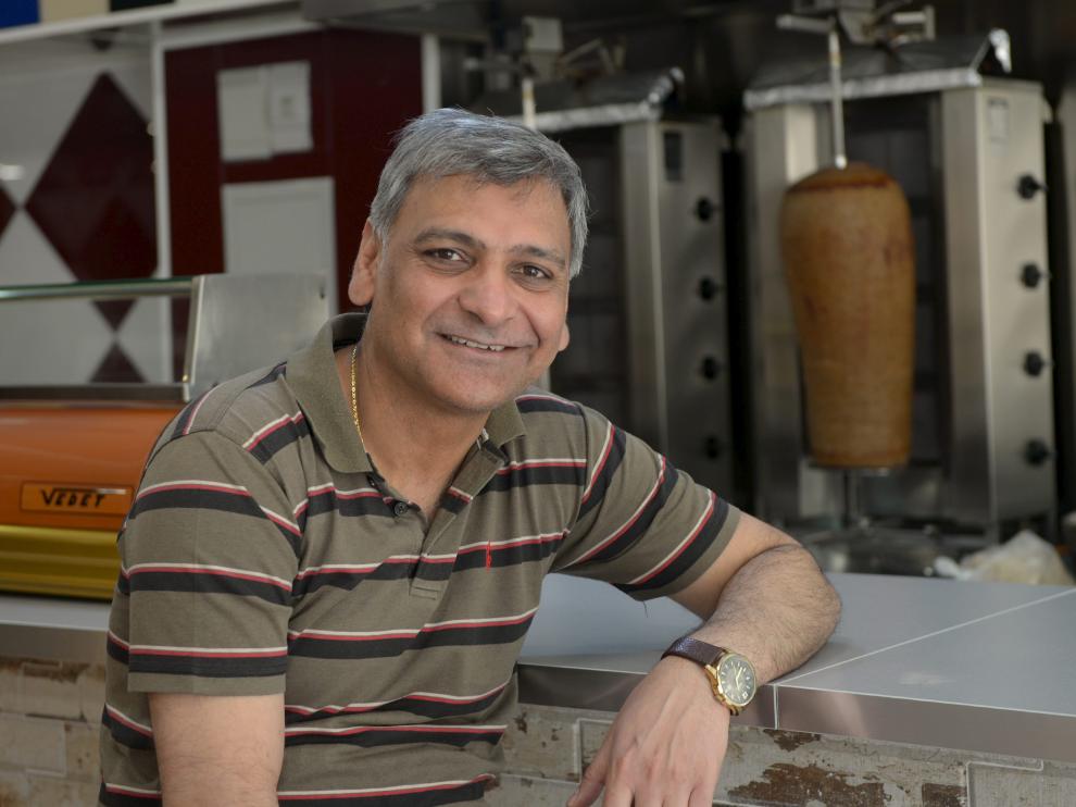 Zia, en su local, 'Rafi Kebab', uno de los restaurantes de comida típica de Medio Oriente más populares de Teruel.