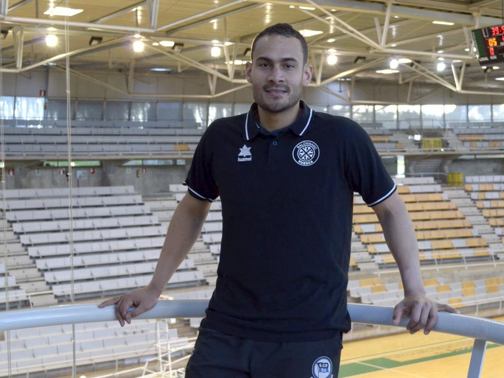 Diógenes Cruz 'Dijá' posa ante la pista del Palacio de Deportes de Huesca, donde el Bada juega como local.