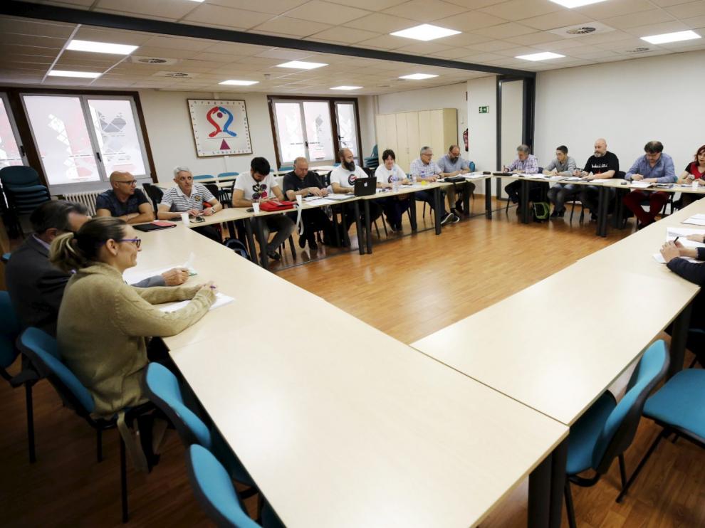 Empresa y trabajadores de Avanza Zaragoza, este viernes en el SAMA.