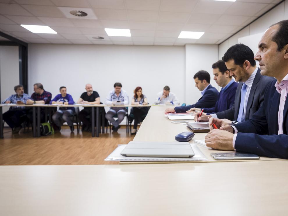 La dirección de Avanza Zaragoza -derecha-, junto a los sindicatos -enfrente-