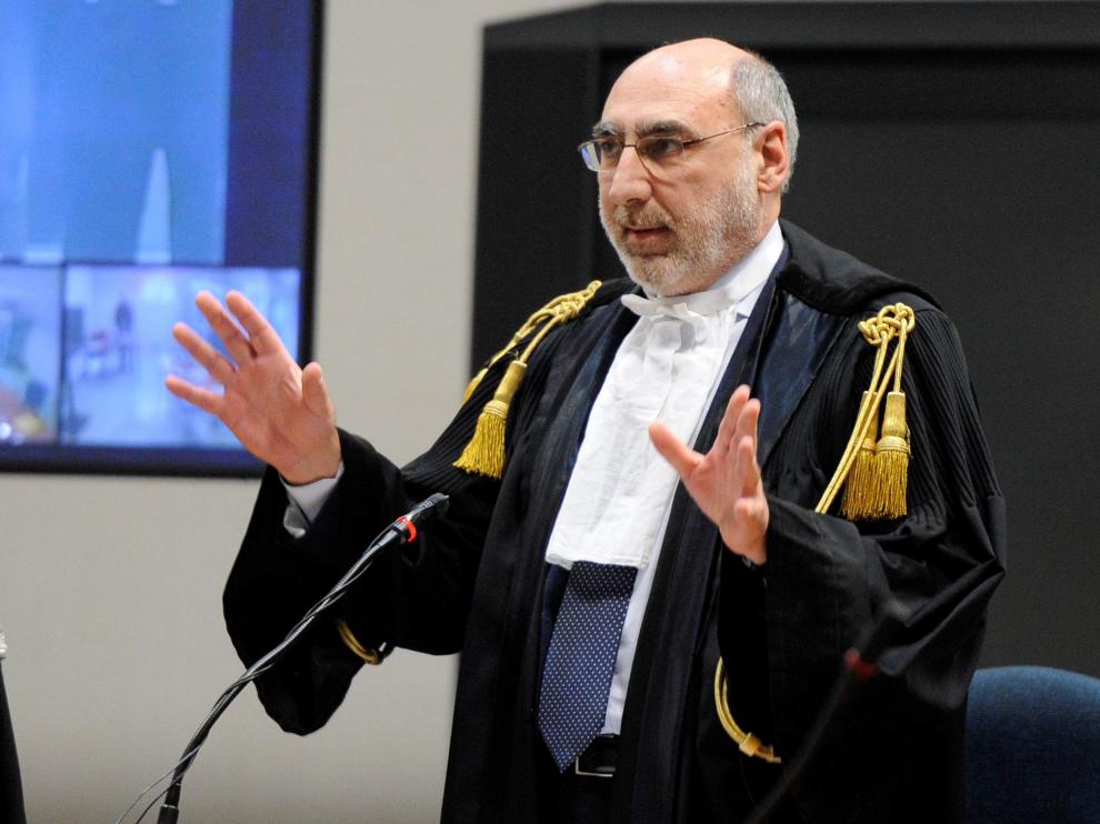 Alfredo Montalto, presidente de la corte, leyendo la sentencia.
