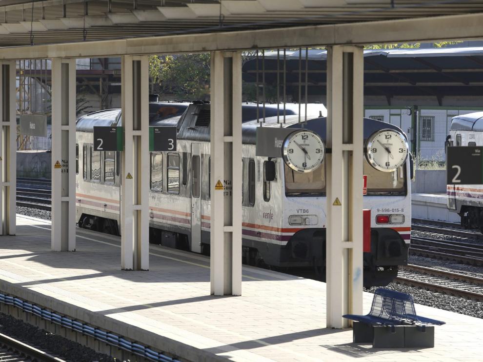 Un Canfranero llegando a la estación de Huesca.