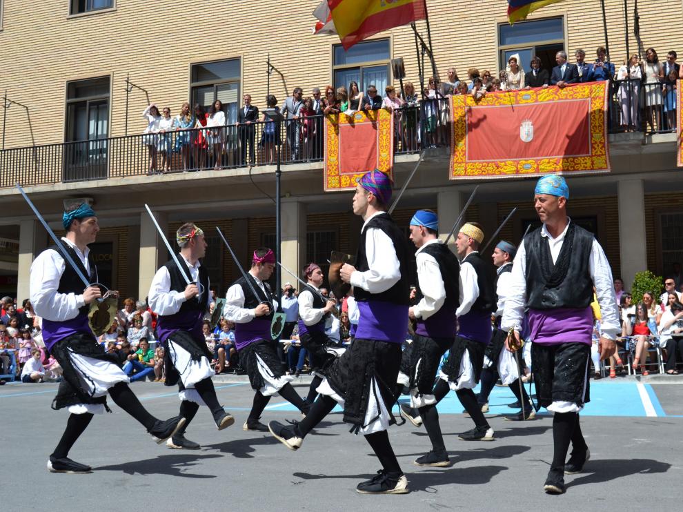 Numeroso público ha presenciado el dance en Tauste.