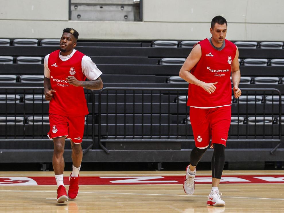 Dylan Ennis (izda) corre junto a Milko Bjelica (dcha) esta semana, durante un entrenamiento